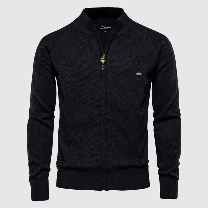 Man draagt elegante heren zip-up cardigan met ruitpatroon en staande kraag, perfect voor smart casual look.