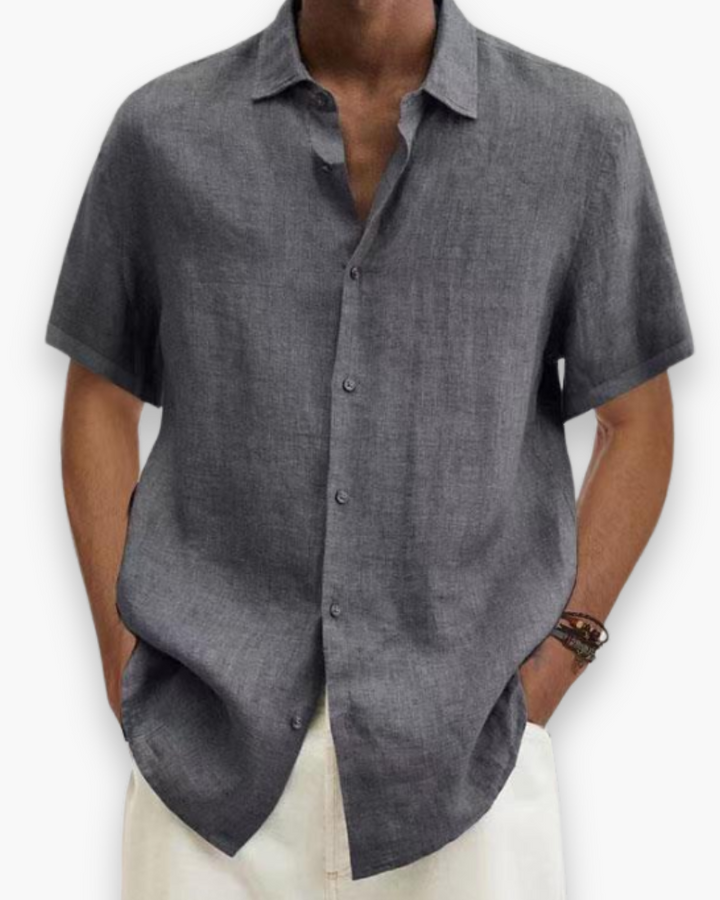 Man draagt een ademend, stijlvol heren zomeroverhemd met korte mouwen in multicolor. Comfortabele casual look.