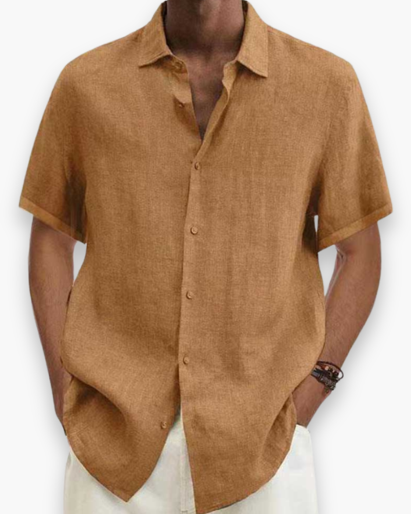 Achterkant van het luchtige herenoverhemd met korte mouwen, ideaal voor zomer. Multicolor, chic en comfortabel.
