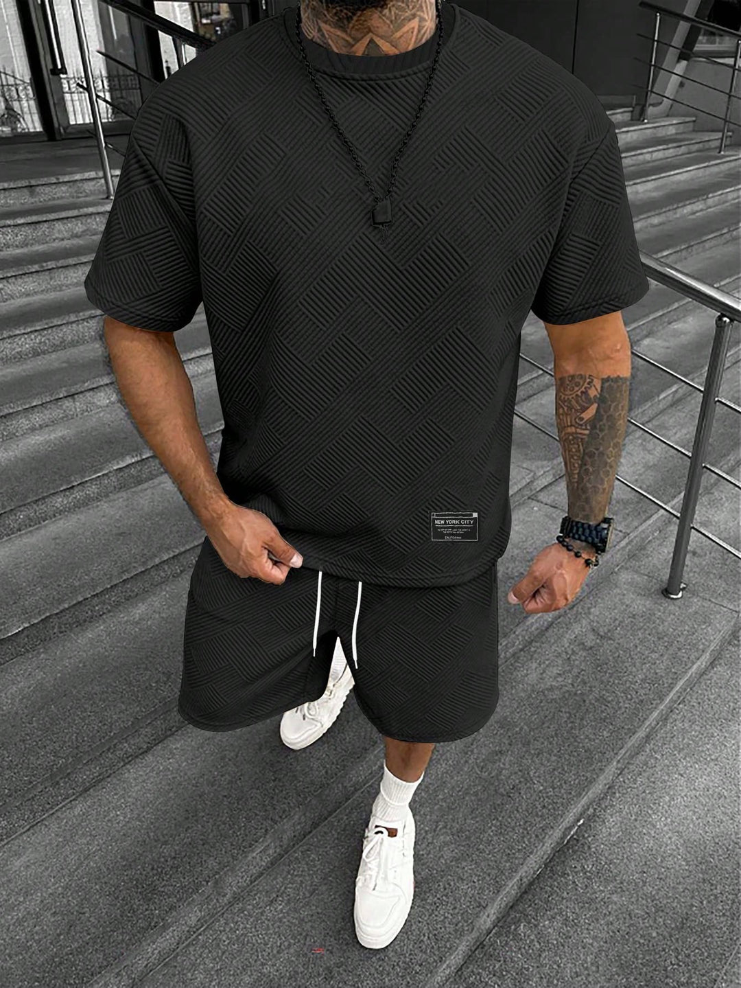 Heren zomerset: comfortabel T-shirt met korte mouw en sportieve shorts. Ideaal als casual kleding & relaxkleding.