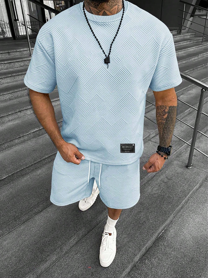 Stijlvolle heren zomerset met korte mouw shirt en bijpassende sportieve shorts, perfect voor zomermode.