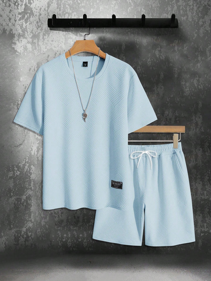 Complete heren relaxkleding set: korte mouw shirt en sportieve shorts, een must-have voor casual zomermode.