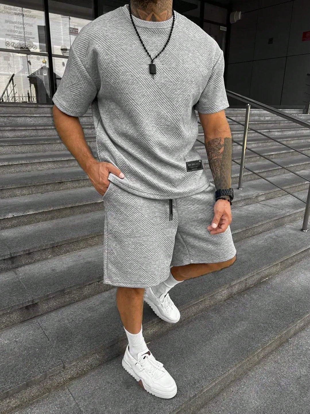 Heren tracksuit met korte mouw en sportieve shorts. Comfortabele en stijlvolle zomerset voor elke man.