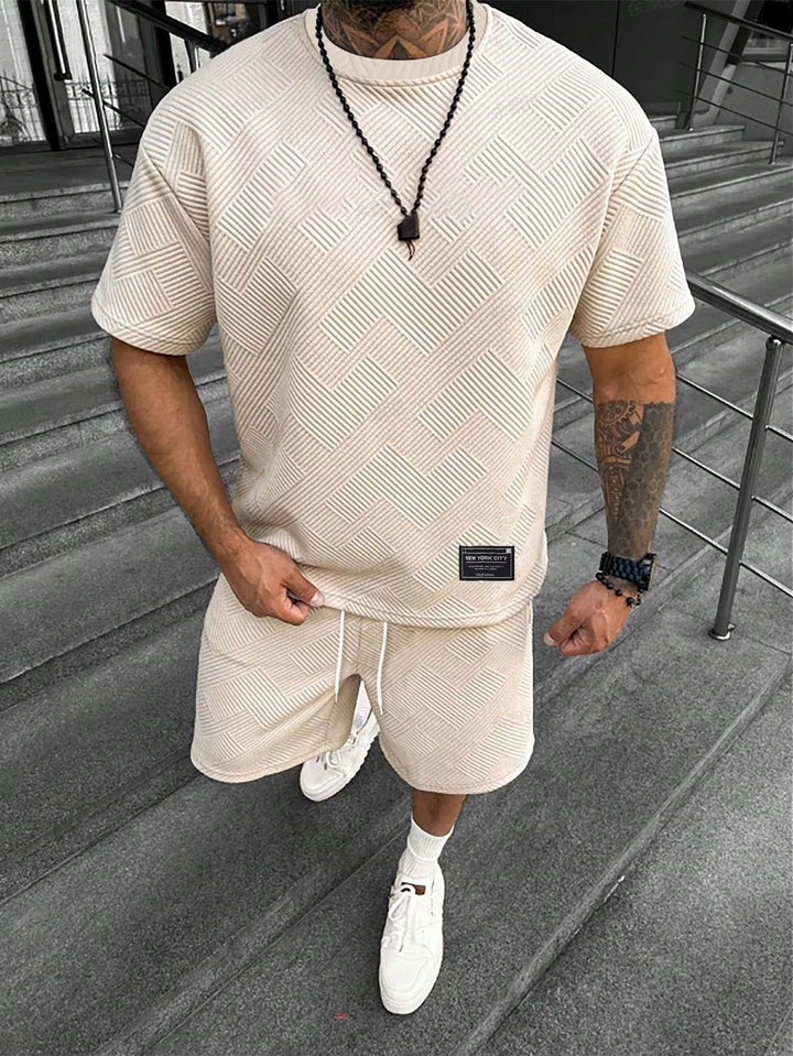 Casual heren outfit voor de zomer: comfortabel T-shirt met korte mouw en matchende sportieve shorts.