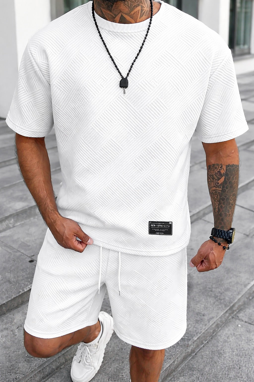 Ontspannen heren zomerset: korte mouw shirt & sportieve shorts. Perfecte combinatie van stijl en comfort.