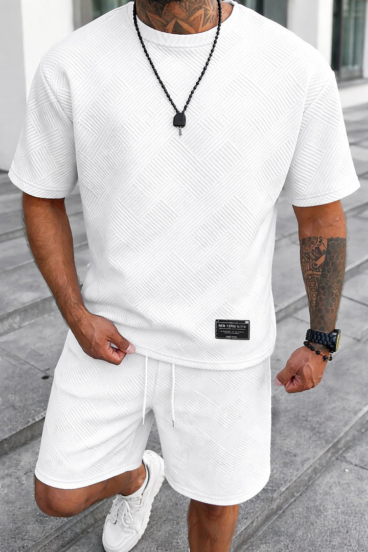Ontspannen heren zomerset: korte mouw shirt & sportieve shorts. Perfecte combinatie van stijl en comfort.