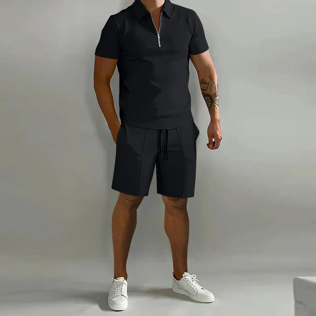 Ademend heren poloshirt uit zomerse casual set, perfect voor warme dagen en strandkleding.