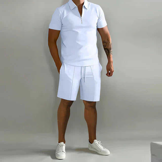 Luchtige herenset met poloshirt en short, biedt optimaal comfort voor zomerse dagen en vrije tijd.
