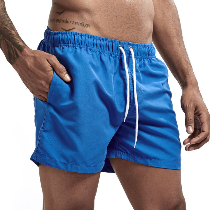 Comfortabele heren zwemkleding met verstelbaar trekkoord en zijzakken, voor een actieve dag aan zee.