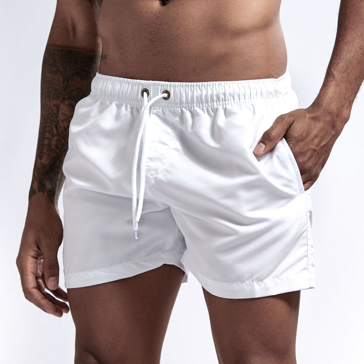 Heren zwembroek met trekkoord, kort model, biedt comfort en stijl tijdens het zwemmen en zonnen.