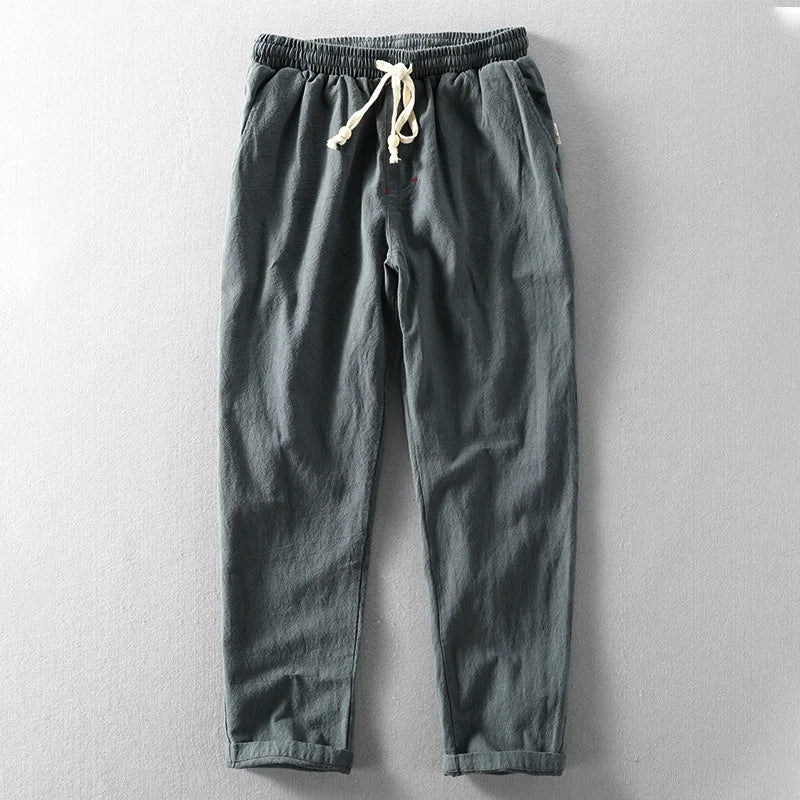 Detail van de elastische tailleband en het trekkoord van deze comfortabele herenbroek met rechte pijp.