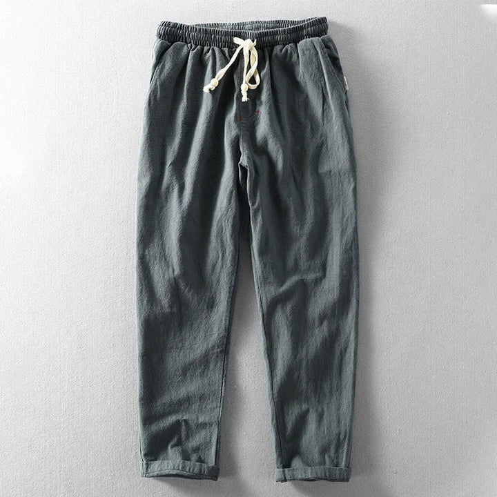 Detail van de elastische tailleband en het trekkoord van deze comfortabele herenbroek met rechte pijp.