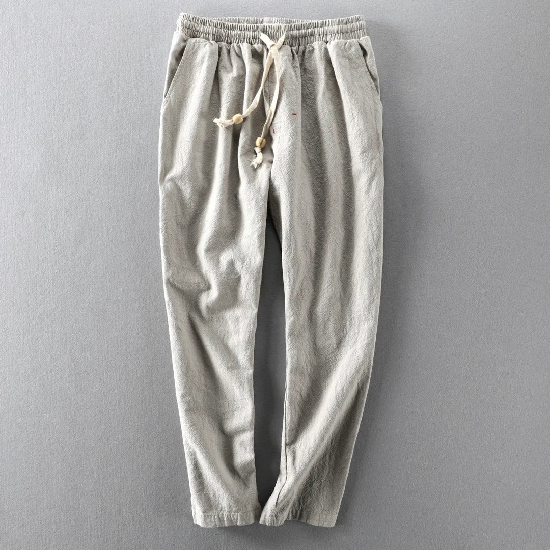 Man draagt een casual herenbroek met comfortabele elastische taille, rechte pijp, stijlvol en veelzijdig.