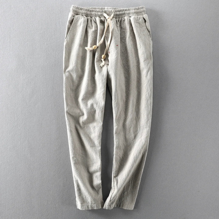 Man draagt een casual herenbroek met comfortabele elastische taille, rechte pijp, stijlvol en veelzijdig.
