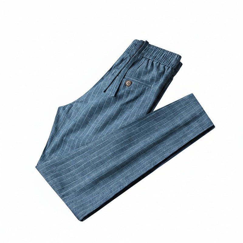 Herenbroek met verticale strepen, elastische taille en trekkoord. Perfect voor een comfortabele smart-casual look.