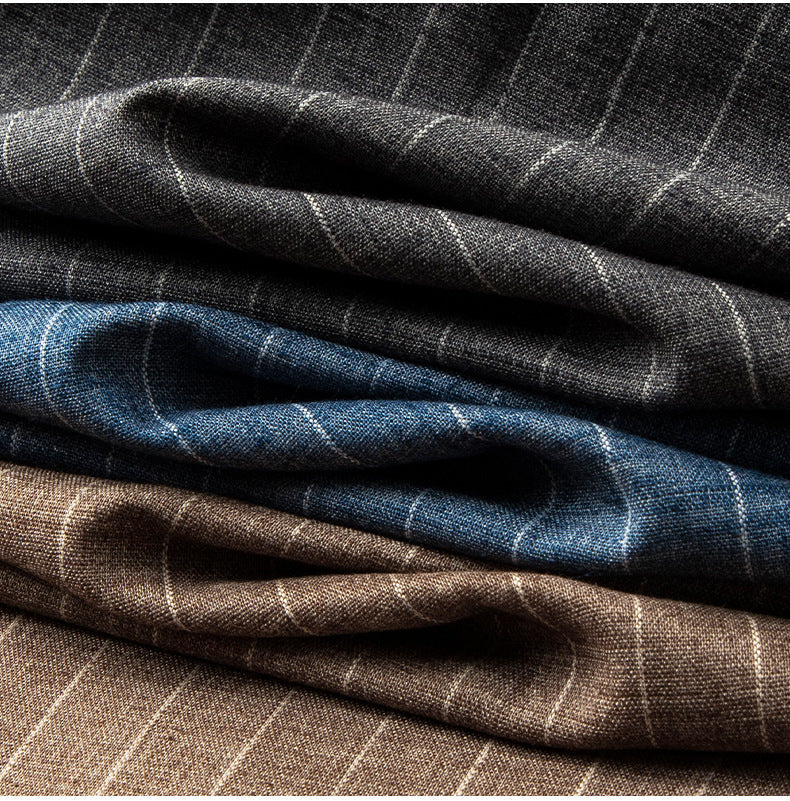 Modieuze herenbroek met verticale strepen, elastische taille en trekkoord. Combineert comfort met stijl moeiteloos.