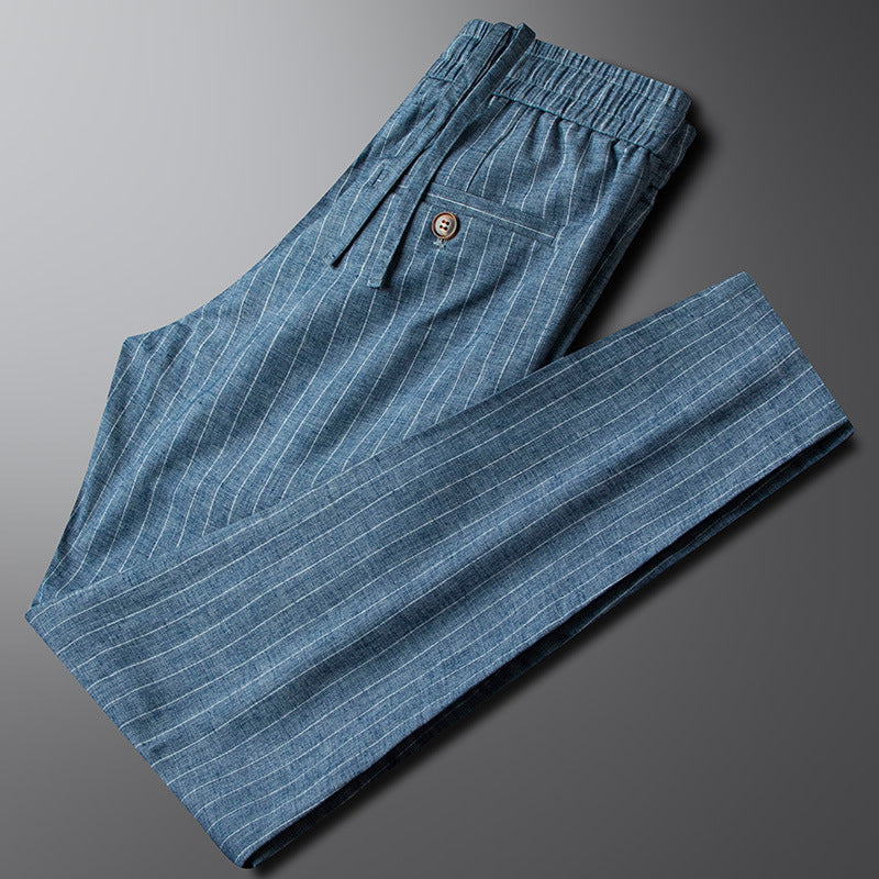Stijlvolle herenbroek met subtiele verticale strepen, elastische taille en trekkoord. Trendy en comfortabel.