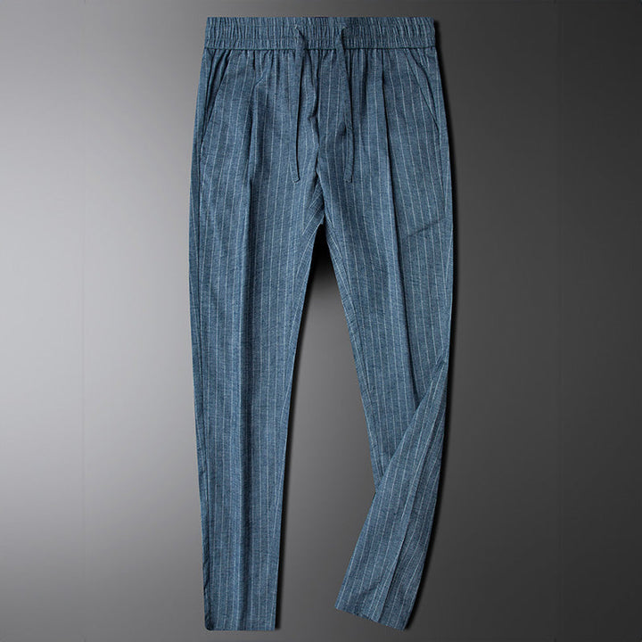 Casual herenbroek met rechte pijpen, verticale strepen en elastische taille. Ideaal voor dagelijks comfort.