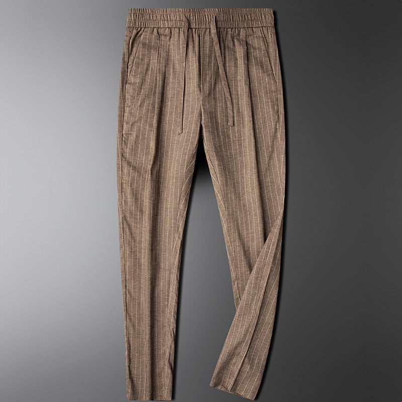 Gestreepte herenbroek met trekkoord en elastische taille. Comfortabel, modieus en veelzijdig voor elke man.