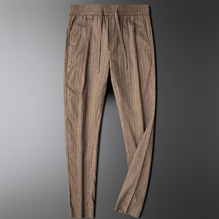 Gestreepte herenbroek met trekkoord en elastische taille. Comfortabel, modieus en veelzijdig voor elke man.