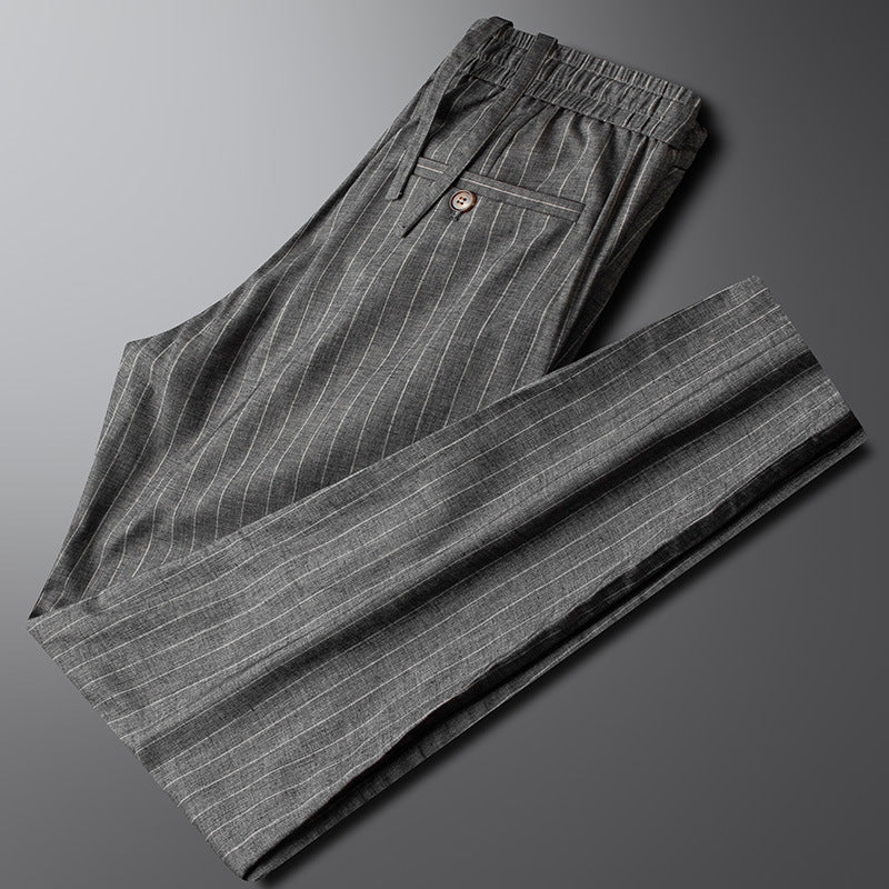 Comfortabele herenbroek met verticale strepen, rechte pijpen en elastische tailleband. Ideaal voor relaxte dagen.