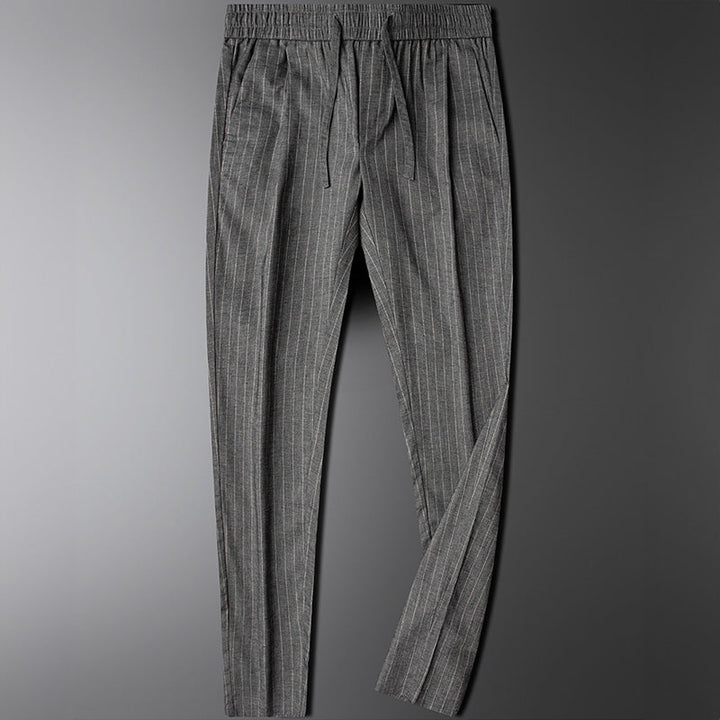 Smart-casual gestreepte herenbroek met trekkoord en elastische taille. Gemakkelijk te combineren en stijlvol.