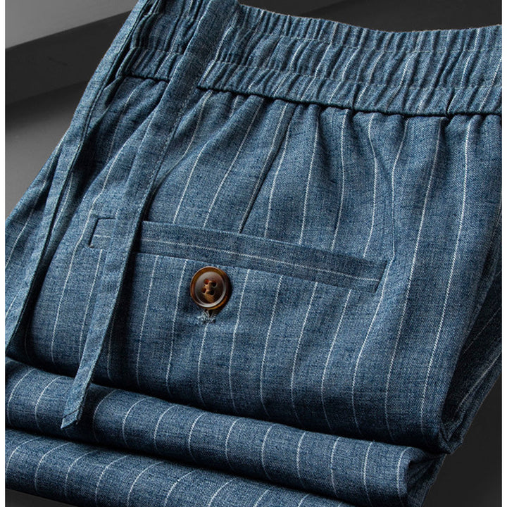 Herenbroek: trendy slim fit met verticale strepen, elastische taille en trekkoord. Modieus en comfortabel.