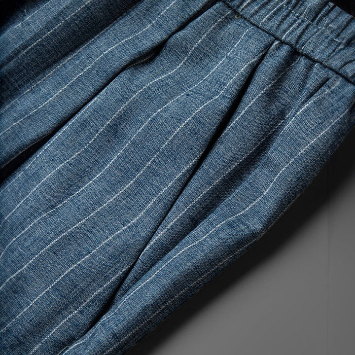Gestreepte herenbroek met elastische taille, trekkoord en rechte pijpen. Perfect voor een relaxte, doch stijlvolle look.