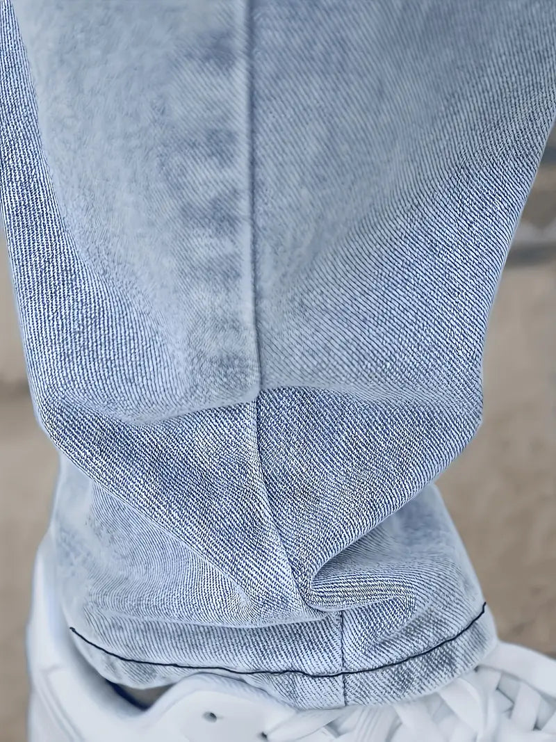 Comfortabele casual herenjeans met rechte pijpen en subtiele lichte wassing, ideaal voor dagelijks gebruik.
