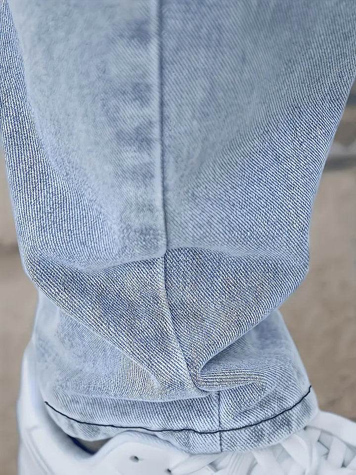 Comfortabele casual herenjeans met rechte pijpen en subtiele lichte wassing, ideaal voor dagelijks gebruik.