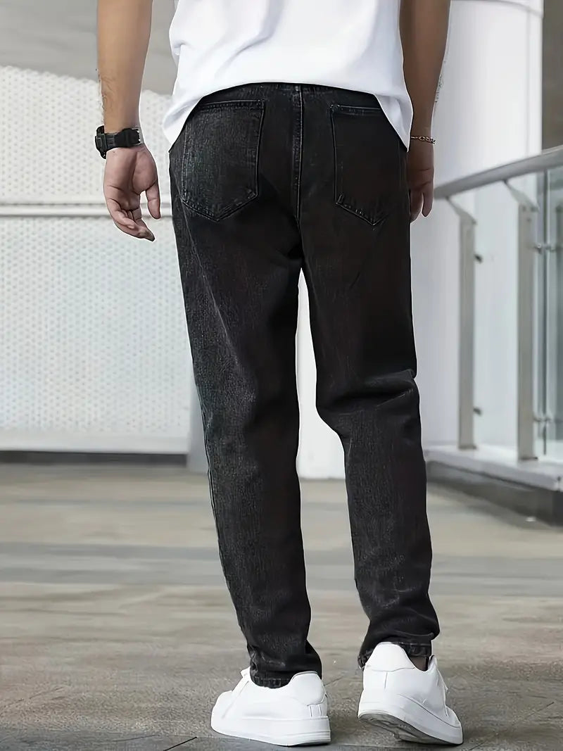 Veelzijdige herenjeans met moderne rechte pijpen en lichte wassing, geschikt voor zowel semi-formele als casual outfits.