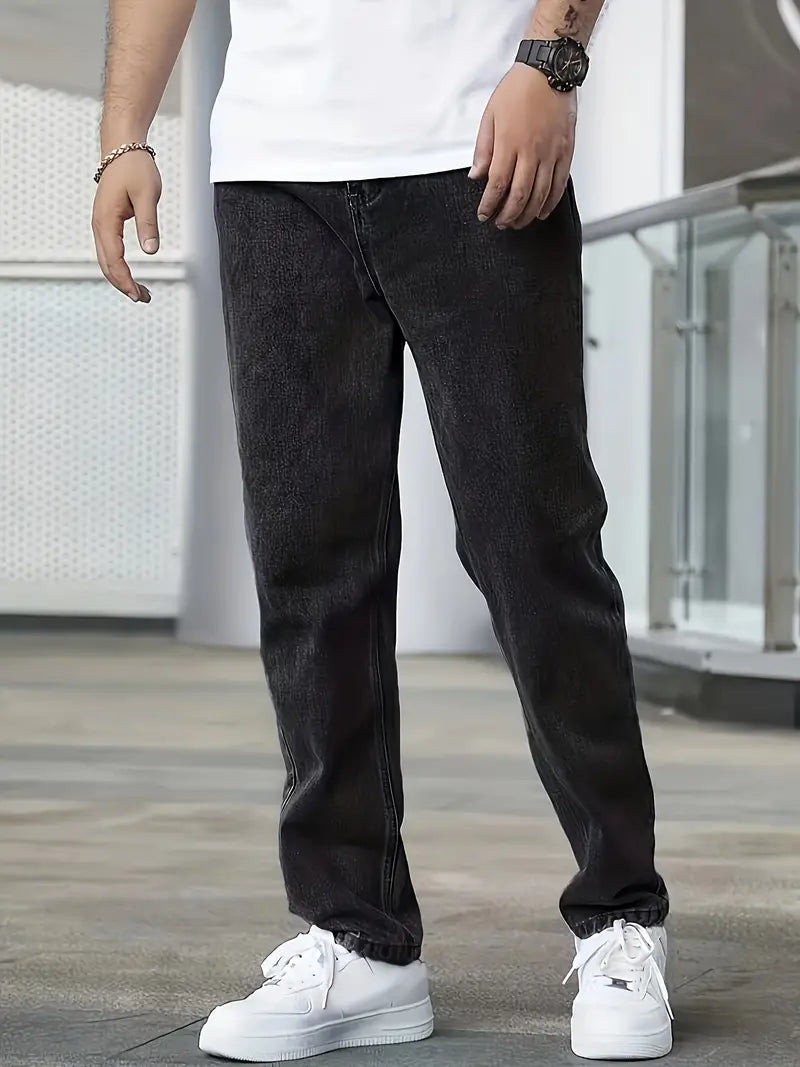 Detaillering van de stevige stof en lichte wassing van deze moderne herenjeans met rechte pijpen.