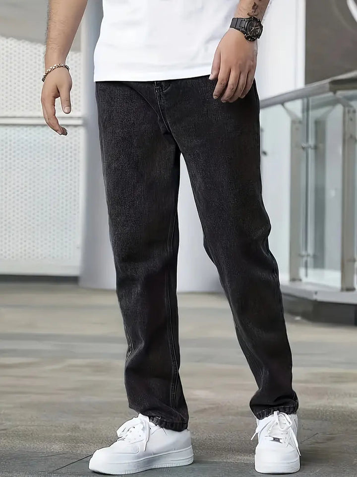Detaillering van de stevige stof en lichte wassing van deze moderne herenjeans met rechte pijpen.