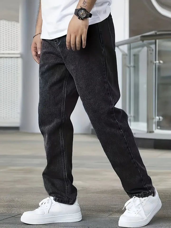 Herenjeans met rechte pijpen en lichte wassing, een essentieel kledingstuk voor een tijdloze en comfortabele stijl.