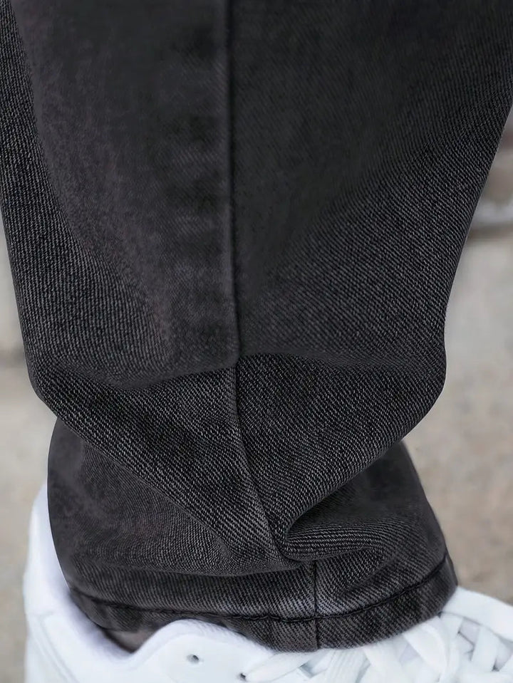 Close-up van de unieke lichte wassing en de robuuste denimstof van deze casual herenjeans.