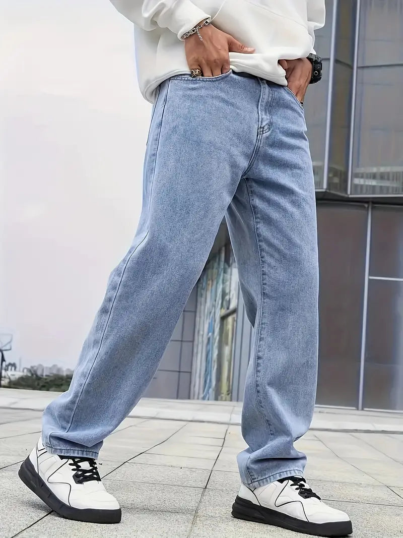 Man draagt comfortabele herenjeans met rechte pijpen en lichte wassing, perfect voor een moderne casual look.