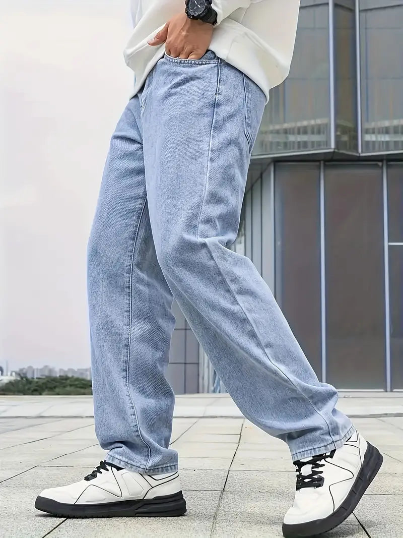 Achteraanzicht van de herenjeans met rechte pijpen, lichte wassing en gedetailleerde zakken voor een moderne fit.