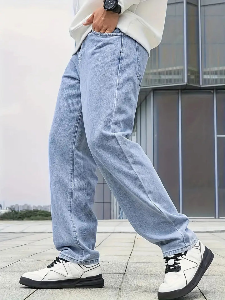 Achteraanzicht van de herenjeans met rechte pijpen, lichte wassing en gedetailleerde zakken voor een moderne fit.