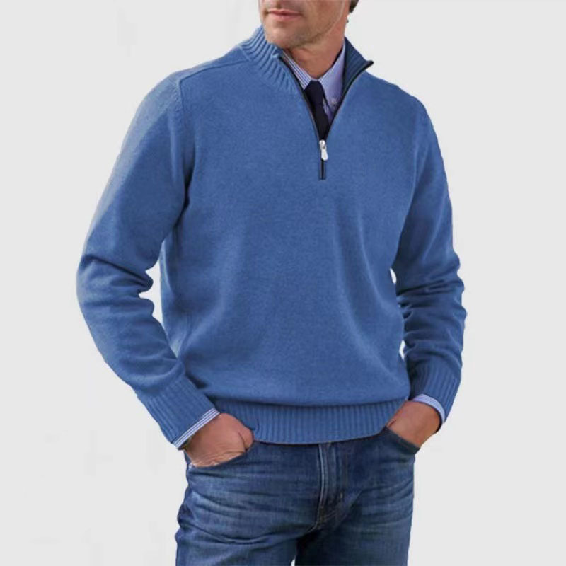 Detail van de herenpullover: close-up van de halve rits en zachte, hoogwaardige stof.