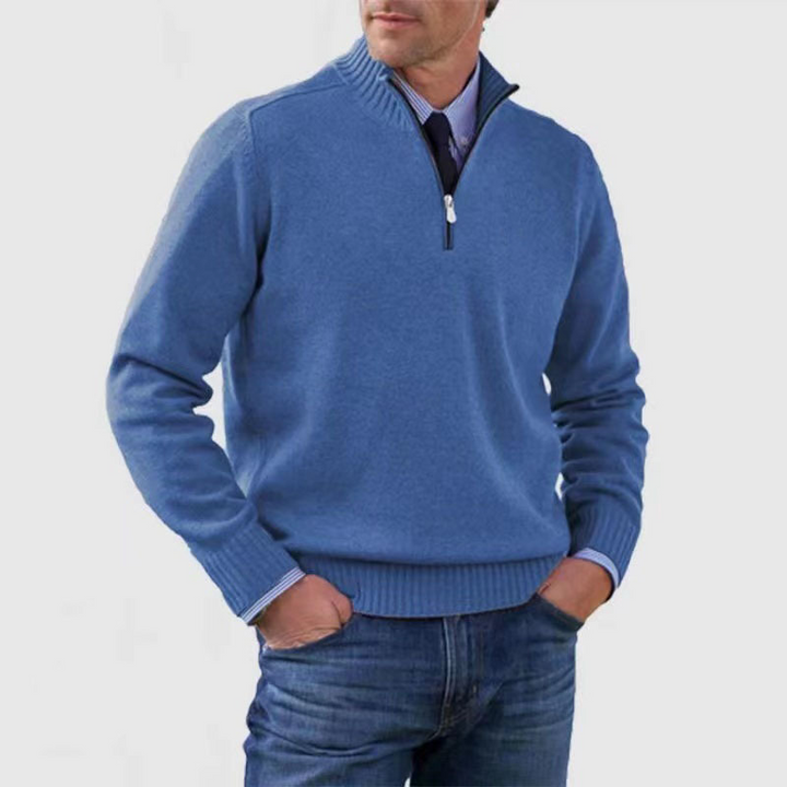 Detail van de herenpullover: close-up van de halve rits en zachte, hoogwaardige stof.