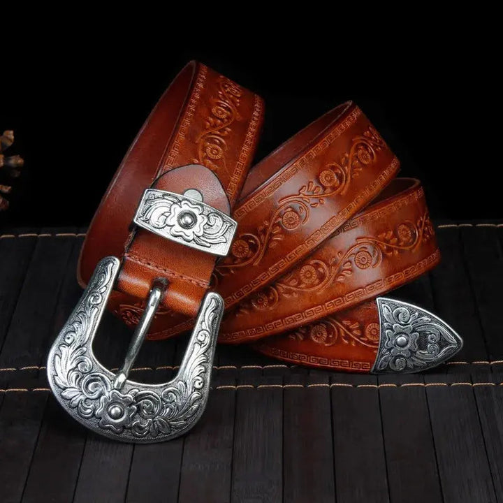 Detail van de gegraveerde gesp op de herenriem, een iconisch element van de cowboystijl.