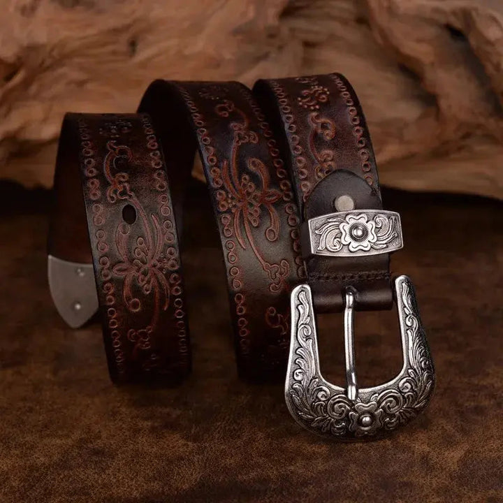 Tijdloze herenriem met rijk gegraveerde gesp, een essentieel mode-accessoire in cowboystijl.