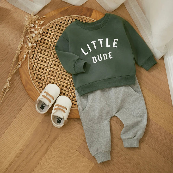 "Herfstoutfit peuters: stoer sweatshirt en broek, katoenmix, trendy letterprint, geschikt voor avontuurlijk spelen."