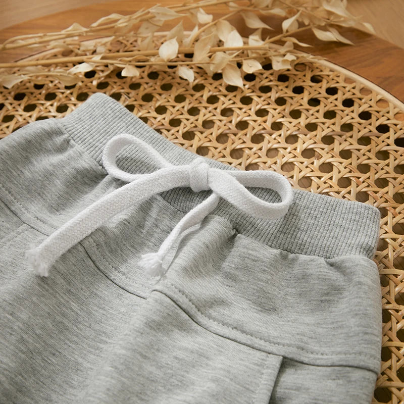 "Herfstoutfit peuters: stoer sweatshirt en broek, katoenmix, trendy letterprint, geschikt voor avontuurlijk spelen."