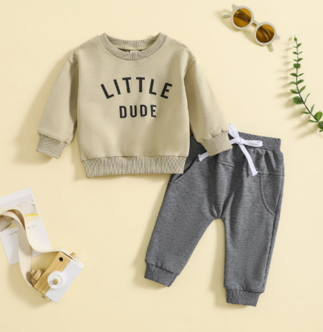 "Herfstoutfit peuters: stoer sweatshirt en broek, katoenmix, trendy letterprint, geschikt voor avontuurlijk spelen."