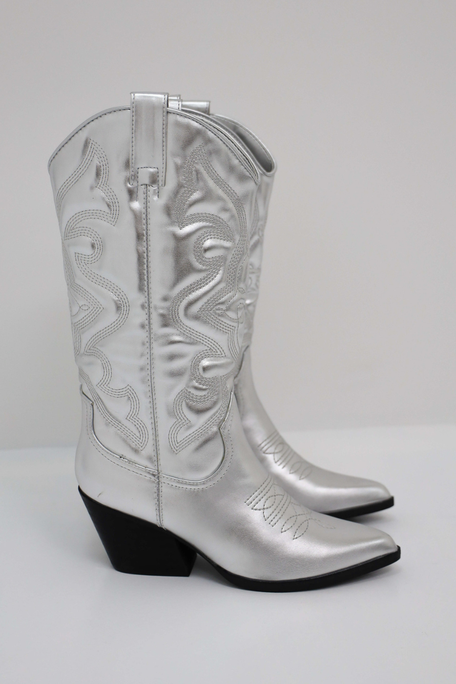 Zilveren trendy hoge cowboylaarzen voor dames. Opvallend zilveren schoeisel voor een unieke look.