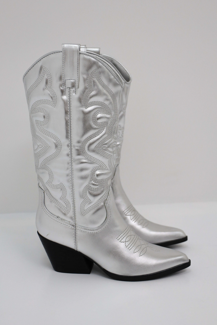 Zilveren trendy hoge cowboylaarzen voor dames. Opvallend zilveren schoeisel voor een unieke look.