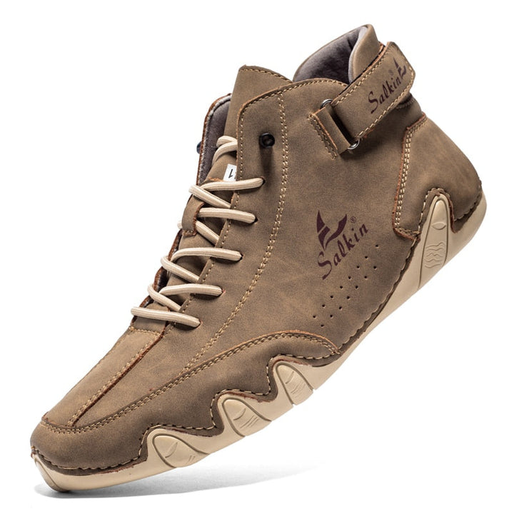 Man loopt comfortabel op hoge herenschoenen met antislipzolen; perfect voor wandelingen en dagelijks comfort.