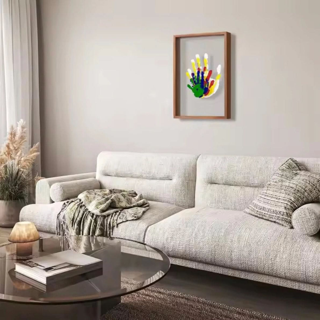 Decoratieve houten lijst met ruimte voor baby hand- en voetafdruk, een blijvende herinnering voor thuis.
