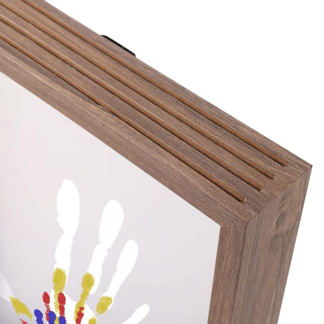 Rustieke houten fotolijst voor baby hand- en voetafdrukken, ideaal als kraamcadeau.